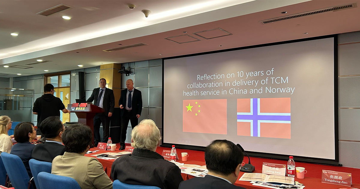 Her holder vi en æres tale for Eye Hospital sitt jubileum og vårt samarbeid gjennom 10 år