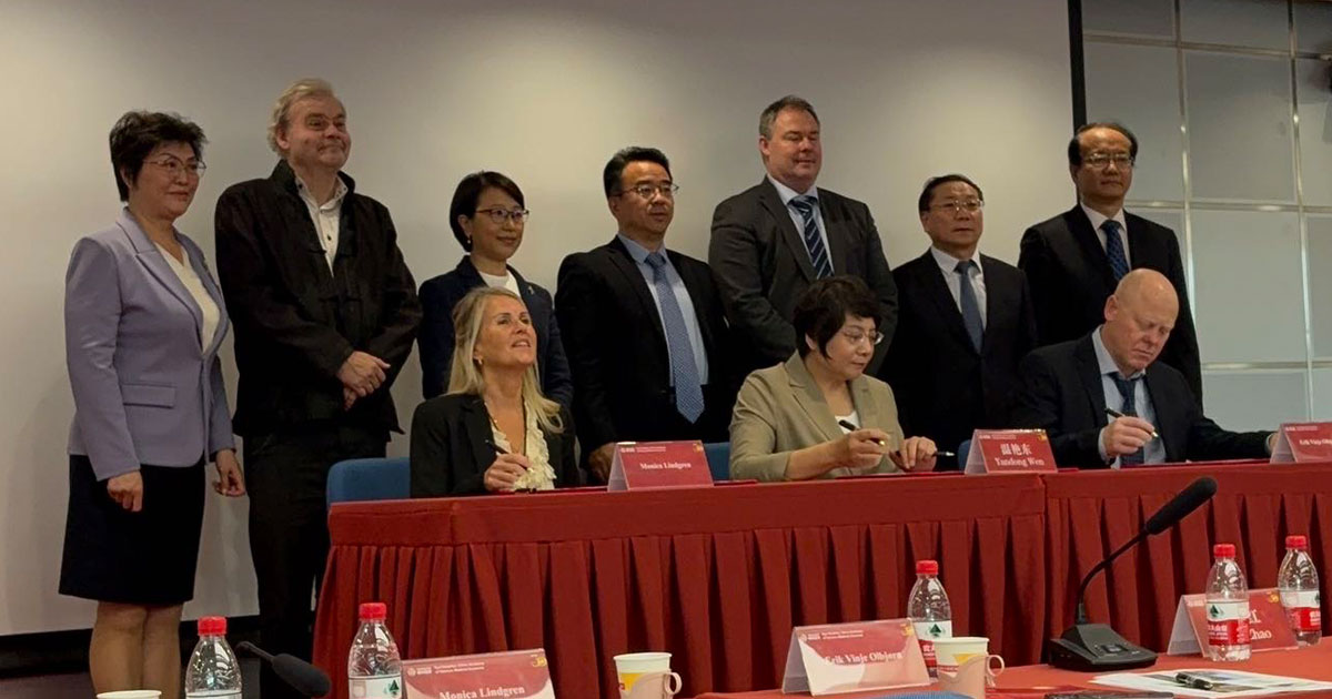 Her en formell re-signering av avtalen med Kina