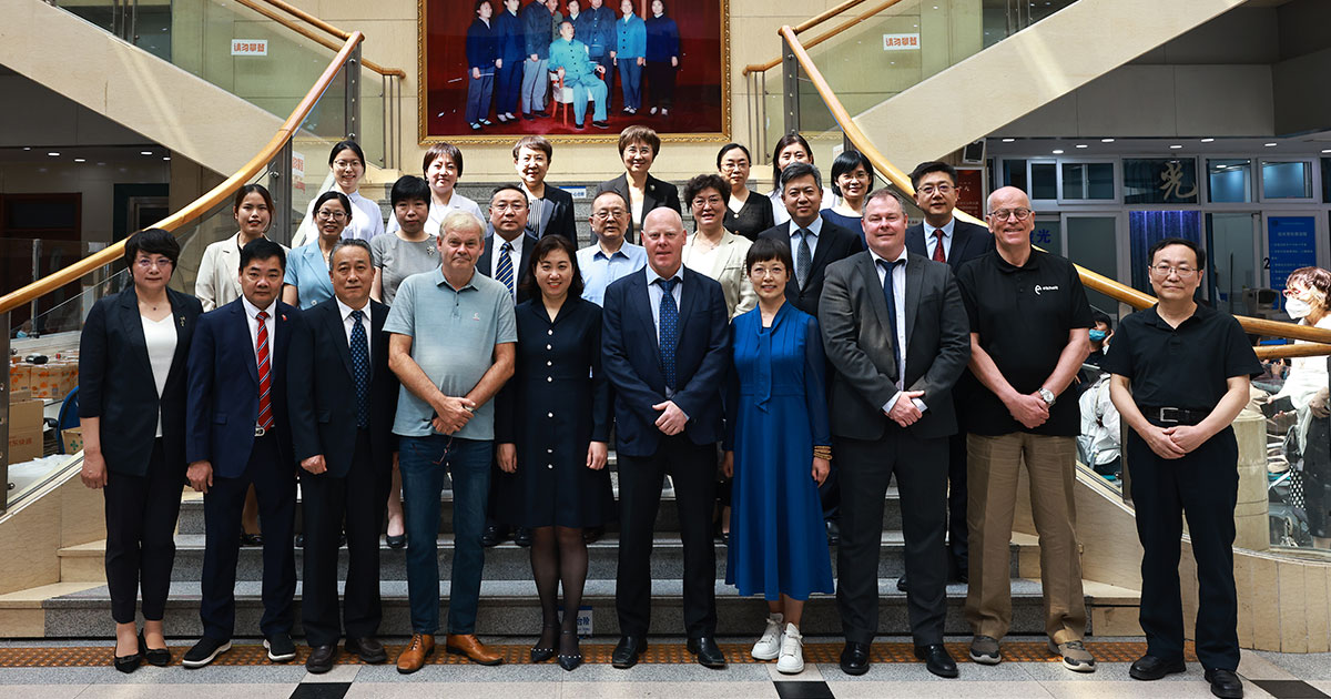 Her en del av deltakerne ved symposiet. Dr. Lina Liang øverst til høyre bakre rekke. Fremste rad fra venstre: Nr. 1; President for øyesykehuset, Yandong Wen. Nr. 2; Businessmann fra Norge, Tønsberg, Kent Zhao. Nr. 3; Prof. Yun Gao. Nr. 4; Dr. med. Torkel Snellingen. Nr. 6; Erik Vinje Olbjørn. Nr. 8; meg. Nr. 9; Prof. Rolf Lund. Nr. 10; Prof. Xipu Liu.